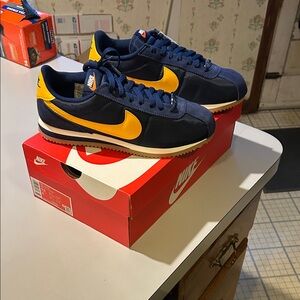 Nike Men's Cortez navy yellow men’s size 8 RARE NWT NIB